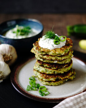 Zucchini-Puffer mit Tsatsiki