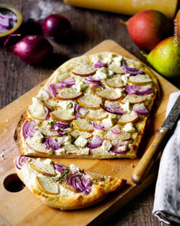 Produktfoto zu Zwiebel-Flammkuchen mit Ziegenkäse