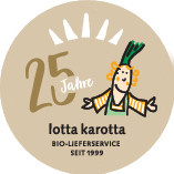 KI generiert: Das Bild zeigt ein Logo zum 25-jährigen Jubiläum des Bio-Lieferservice "lotta karotta" mit einem stilisierten, fröhlichen Charakter. Es wird erwähnt, dass der Service seit 1999 besteht.