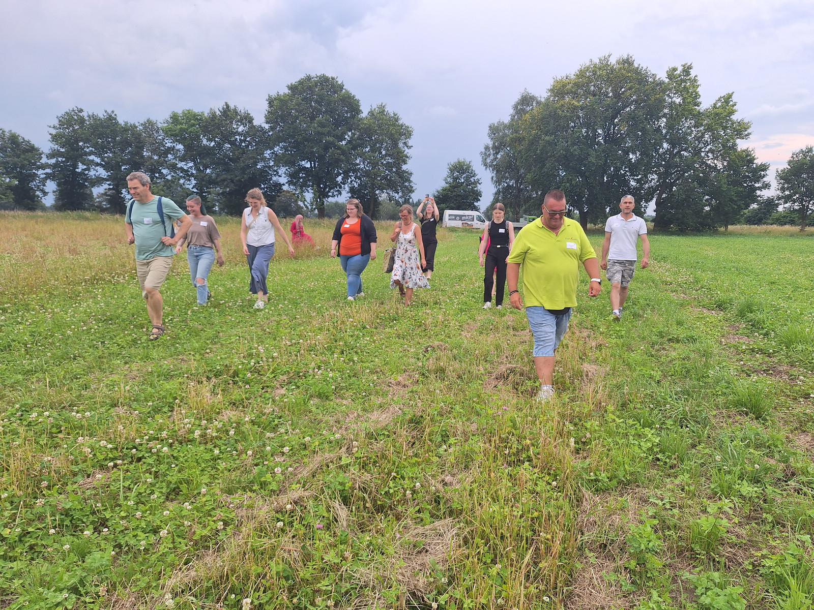 Die Teilnehmergruppe auf dem Weg zurück zum Lohmannshof